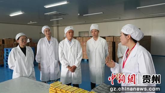 调研生产车间。红花岗区融媒体中心 供图 调研生产车间。红花岗区融媒体中心 供图