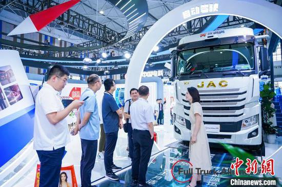 图为2024中国国际大数据产业博览会展览现场。李元雯 摄 图为2024中国国际大数据产业博览会展览现场。李元雯 摄