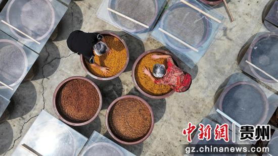 2024年8月29日,村民在贵州省铜仁市江口县民和镇艾坪村一家古法酱油加工厂翻晒黄豆酱料。李鹤摄 2024年8月29日,村民在贵州省铜仁市江口县民和镇艾坪村一家古法酱油加工厂翻晒黄豆酱料。李鹤摄