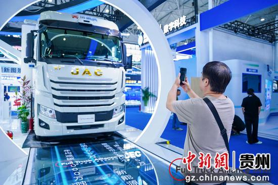 图为2024数博会上自动驾驶的卡车引入关注。 李元雯摄 图为2024数博会上自动驾驶的卡车引入关注。 李元雯摄