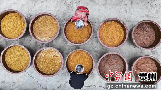 2024年8月29日,村民在贵州省铜仁市江口县民和镇艾坪村一家古法酱油加工厂翻晒黄豆酱料。李鹤摄 2024年8月29日,村民在贵州省铜仁市江口县民和镇艾坪村一家古法酱油加工厂翻晒黄豆酱料。李鹤摄