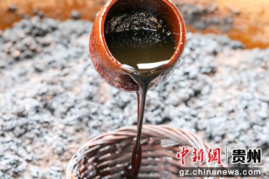 2024年8月29日,在贵州省铜仁市江口县民和镇艾坪村一家古法酱油加工厂拍摄的黄豆酱料。李鹤摄 2024年8月29日,在贵州省铜仁市江口县民和镇艾坪村一家古法酱油加工厂拍摄的黄豆酱料。李鹤摄