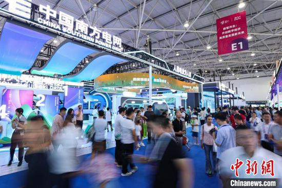 8月28日,数博会专业展吸引参观者。中新社记者 瞿宏伦 摄 8月28日,数博会专业展吸引参观者。中新社记者 瞿宏伦 摄