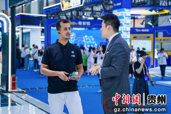 与会中外嘉宾在2024数博会满帮集团展台交流。陶拾三摄 与会中外嘉宾在2024数博会满帮集团展台交流。陶拾三摄