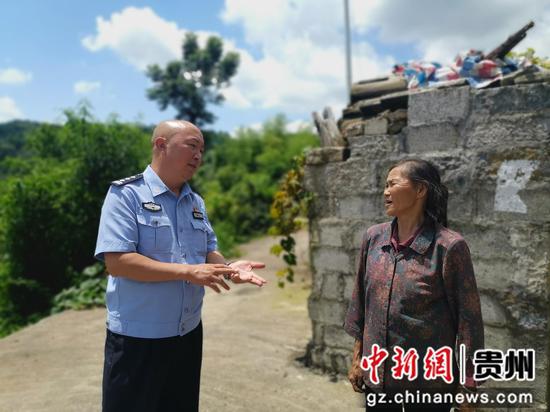 徐智伟走访哈马村的老年人 徐智伟走访哈马村的老年人