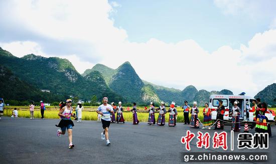 9月1日,2024万峰林半程马拉松赛鸣枪开跑。万峰林马拉松组委会 供图 9月1日,2024万峰林半程马拉松赛鸣枪开跑。万峰林马拉松组委会 供图