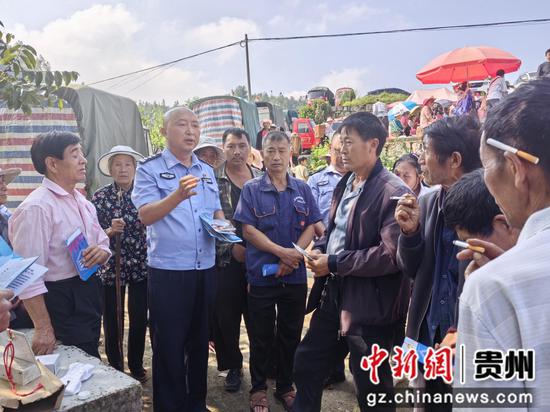 徐智伟在硐口村大坝集市开展宣传 徐智伟在硐口村大坝集市开展宣传