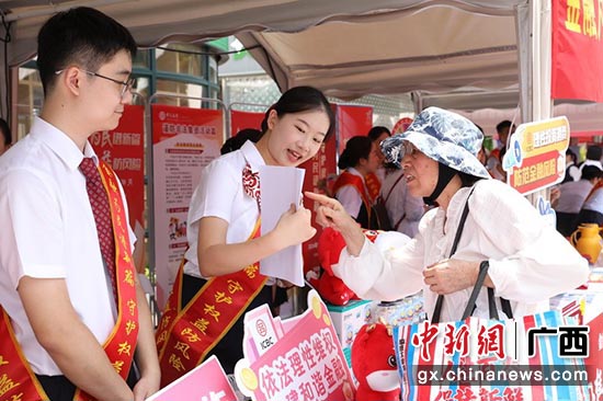 图为工行工作人员与市民现场互动问答。