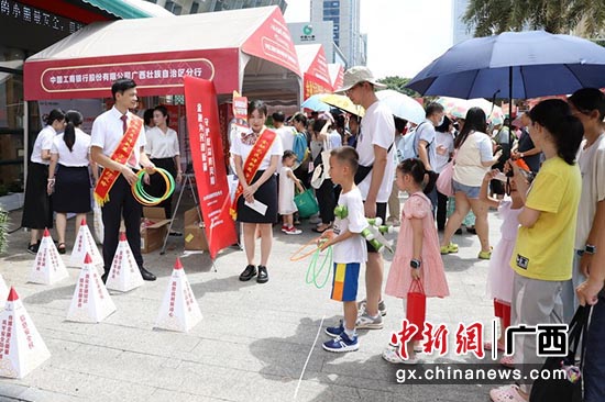 图为活动现场“消保圈圈乐”游戏。