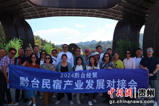 图为在万峰林考察民宿产业。 图为在万峰林考察民宿产业。