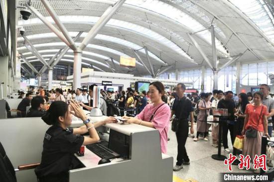 图为2024年暑运期间，旅客在贵阳龙洞堡国际机场排队等候安检。贵州民航集团供图