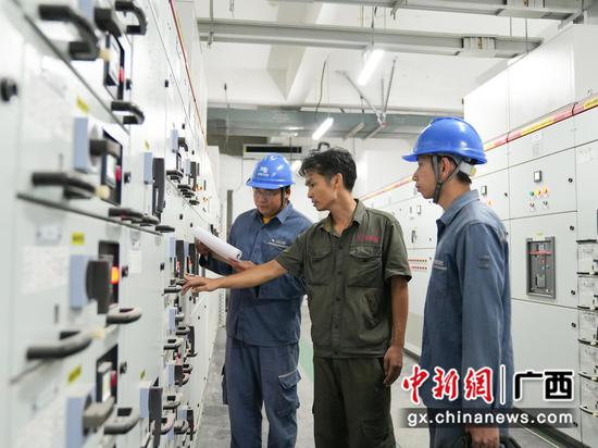 北海供电局工作人员对北海市人民医院银滩分院配电房进行检查，确保医院用电正常。 阳文志  摄