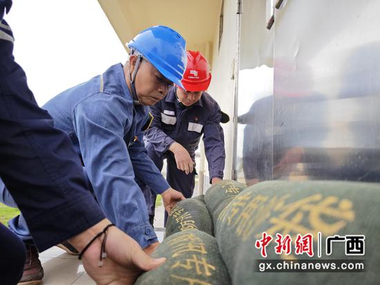 钦州供电局工作人员到钦州北部湾港务集团开展防台风用电安全检查。 陆国辉 摄