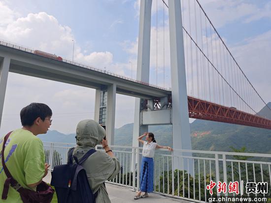 台湾自媒体音乐人林宜桦在坝陵河大桥拍照。 台湾自媒体音乐人林宜桦在坝陵河大桥拍照。