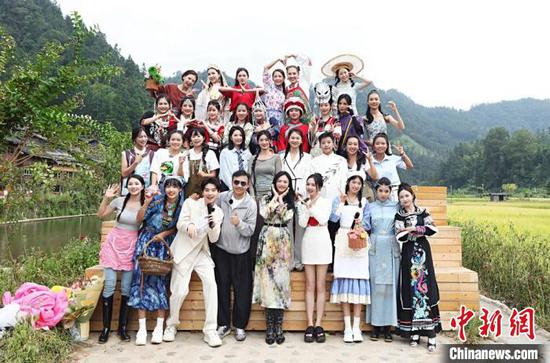 图为“花儿印象”实景见面会现场。《花儿绽放》节目组供图