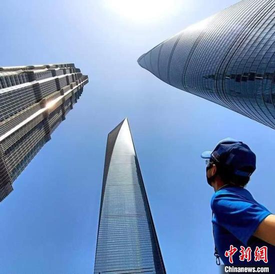 2024年5月,钟道正和上海“三件套”建筑的自拍合影。(受访者供图) 2024年5月,钟道正和上海“三件套”建筑的自拍合影。(受访者供图)