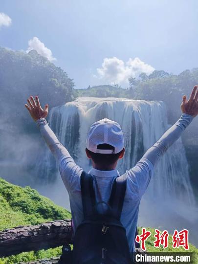 2024年9月初,钟道正在贵州黄果树瀑布前拍照。(受访者供图) 2024年9月初,钟道正在贵州黄果树瀑布前拍照。(受访者供图)