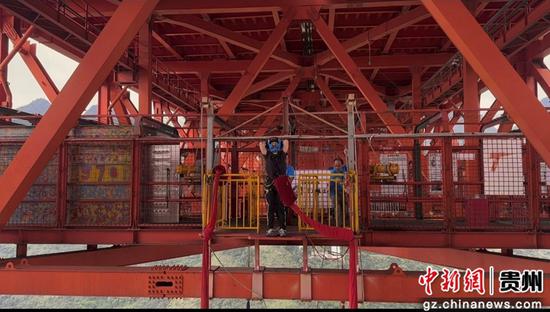 台湾自媒体人体验坝陵河蹦极 台湾自媒体人体验坝陵河蹦极