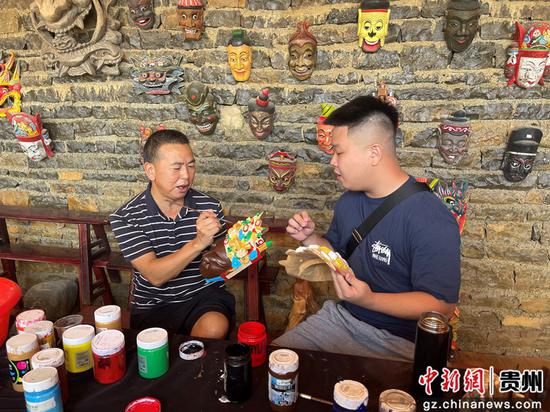 台湾自媒体人林惟纲体验傩面具上色 台湾自媒体人林惟纲体验傩面具上色