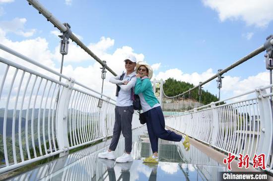 9月5日,钟道正(左)与妻子在贵州省六盘水市的梅花山玻璃吊桥上合影。周燕玲 摄 9月5日,钟道正(左)与妻子在贵州省六盘水市的梅花山玻璃吊桥上合影。周燕玲 摄