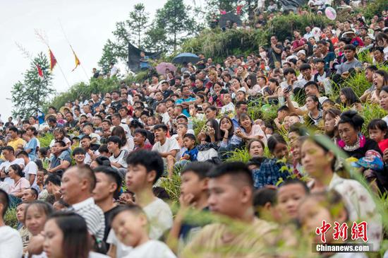 图为民众在观看斗牛比赛。