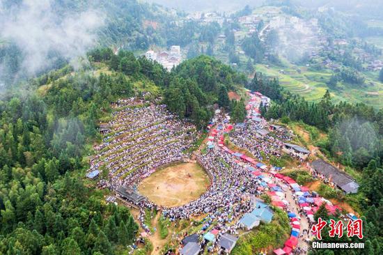 图为民众在观看斗牛比赛。