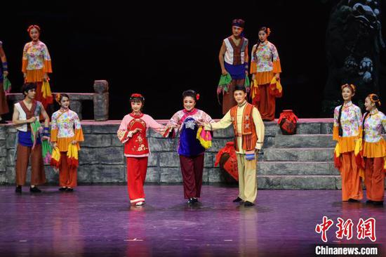 9月9日晚，由贵州省花灯剧院复排的经典剧目《月照枫林渡》在贵州省贵阳市精彩上演。该剧创排于2003年，以贵州酒文化为背景，在剧情结构和舞台表现上，展现了贵州花灯戏的独特魅力。中新社记者 瞿宏伦 摄