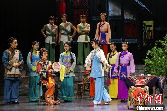 9月9日晚，由贵州省花灯剧院复排的经典剧目《月照枫林渡》在贵州省贵阳市精彩上演。该剧创排于2003年，以贵州酒文化为背景，在剧情结构和舞台表现上，展现了贵州花灯戏的独特魅力。中新社记者 瞿宏伦 摄