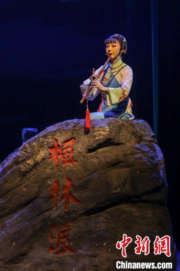 9月9日晚，由贵州省花灯剧院复排的经典剧目《月照枫林渡》在贵州省贵阳市精彩上演。该剧创排于2003年，以贵州酒文化为背景，在剧情结构和舞台表现上，展现了贵州花灯戏的独特魅力。中新社记者 瞿宏伦 摄