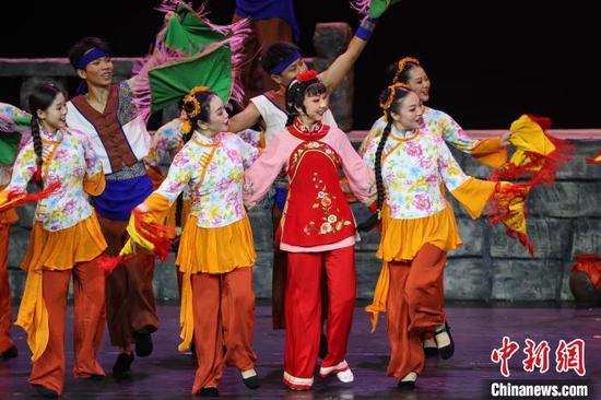 9月9日晚，由贵州省花灯剧院复排的经典剧目《月照枫林渡》在贵州省贵阳市精彩上演。该剧创排于2003年，以贵州酒文化为背景，在剧情结构和舞台表现上，展现了贵州花灯戏的独特魅力。中新社记者 瞿宏伦 摄