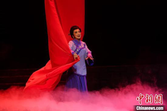 9月9日晚，由贵州省花灯剧院复排的经典剧目《月照枫林渡》在贵州省贵阳市精彩上演。该剧创排于2003年，以贵州酒文化为背景，在剧情结构和舞台表现上，展现了贵州花灯戏的独特魅力。中新社记者 瞿宏伦 摄