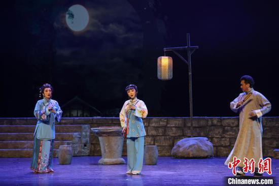 9月9日晚，由贵州省花灯剧院复排的经典剧目《月照枫林渡》在贵州省贵阳市精彩上演。该剧创排于2003年，以贵州酒文化为背景，在剧情结构和舞台表现上，展现了贵州花灯戏的独特魅力。中新社记者 瞿宏伦 摄