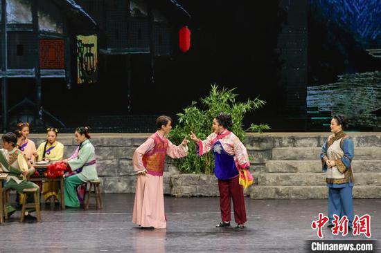 9月9日晚，由贵州省花灯剧院复排的经典剧目《月照枫林渡》在贵州省贵阳市精彩上演。该剧创排于2003年，以贵州酒文化为背景，在剧情结构和舞台表现上，展现了贵州花灯戏的独特魅力。中新社记者 瞿宏伦 摄