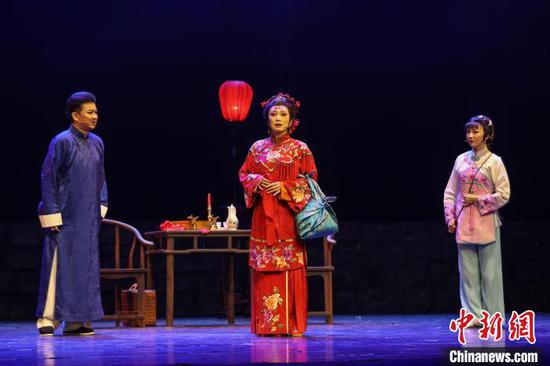 9月9日晚，由贵州省花灯剧院复排的经典剧目《月照枫林渡》在贵州省贵阳市精彩上演。该剧创排于2003年，以贵州酒文化为背景，在剧情结构和舞台表现上，展现了贵州花灯戏的独特魅力。中新社记者 瞿宏伦 摄