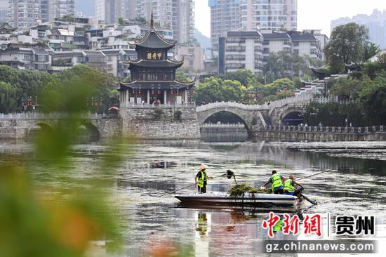 9月12日，贵阳市河湖保护中心的河道疏捞工人正在甲秀楼河段清理水草及水体漂浮物。