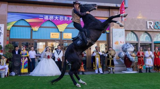 汗血寶馬在國(guó)際大巴扎為游客表演