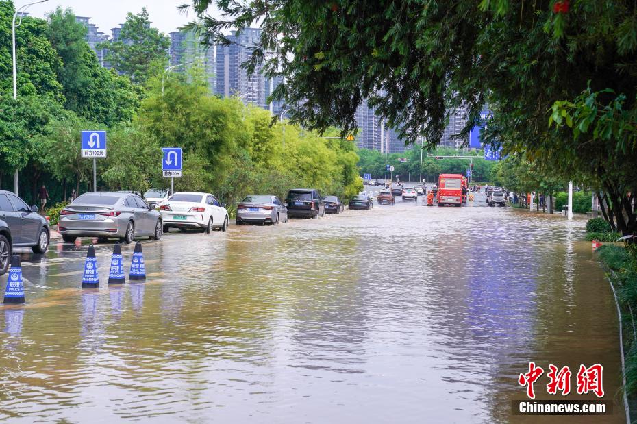 洪峰逼近 广西南宁部分道路被淹