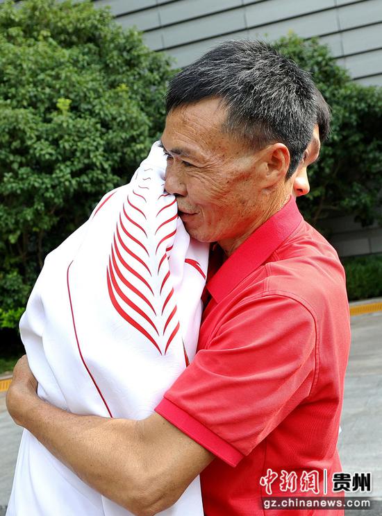 2024年9月11日，在巴黎残奥会勇夺三金的贵州施秉县游泳运动员杨洪凯旋，在贵阳龙洞堡国际机场与父亲相拥。奉力摄