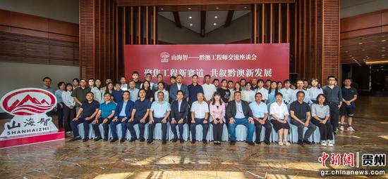 与会领导嘉宾合影留念。龙永 摄