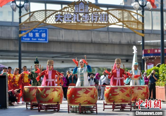 非遺高蹺亮相烏魯木齊大巴扎步行街