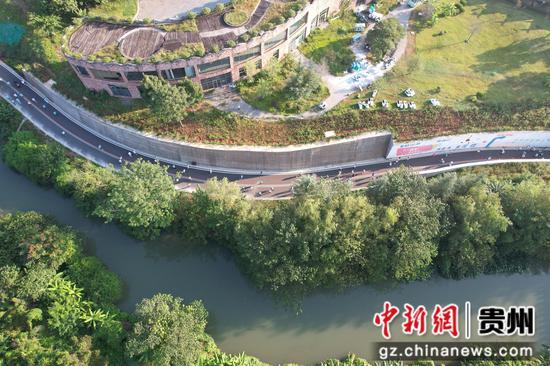 黔西南州统一战线成员携手奔跑于美丽万峰林。江禾 摄 黔西南州统一战线成员携手奔跑于美丽万峰林。江禾 摄