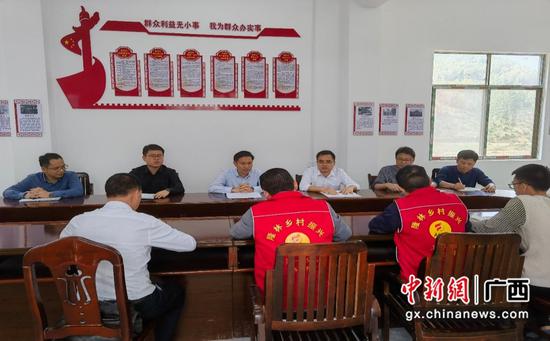 领导班子到弄保村调研指导、推进工作。林彬 摄