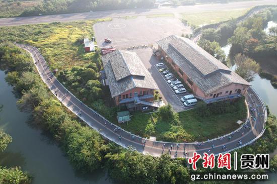 黔西南州统一战线成员携手奔跑于美丽万峰林。江禾 摄 黔西南州统一战线成员携手奔跑于美丽万峰林。江禾 摄