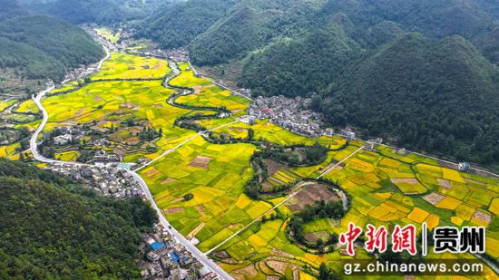 图为航拍惠水县摆金镇清水苑村。尹刚 摄 图为航拍惠水县摆金镇清水苑村。尹刚 摄