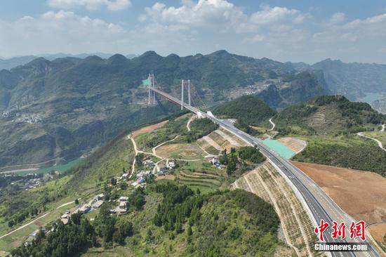 9月13日,贵州金沙经仁怀至桐梓高速公路桐梓河特大桥正式建成通车。由中铁广州局承建的桐梓河特大桥位于贵州省遵义市境内,横跨该市桐梓县的桐梓河,全长1422米,主跨达965米,主塔高208米。 9月13日,贵州金沙经仁怀至桐梓高速公路桐梓河特大桥正式建成通车。由中铁广州局承建的桐梓河特大桥位于贵州省遵义市境内,横跨该市桐梓县的桐梓河,全长1422米,主跨达965米,主塔高208米。