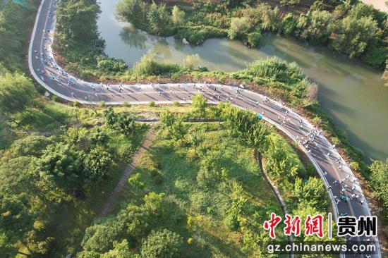 黔西南州统一战线成员携手奔跑于美丽万峰林。江禾 摄 黔西南州统一战线成员携手奔跑于美丽万峰林。江禾 摄