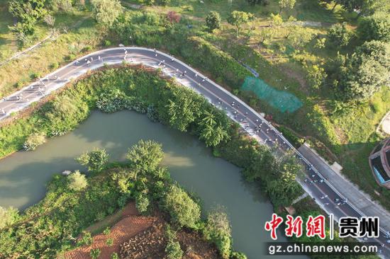 黔西南州统一战线成员携手奔跑于美丽万峰林。江禾 摄 黔西南州统一战线成员携手奔跑于美丽万峰林。江禾 摄