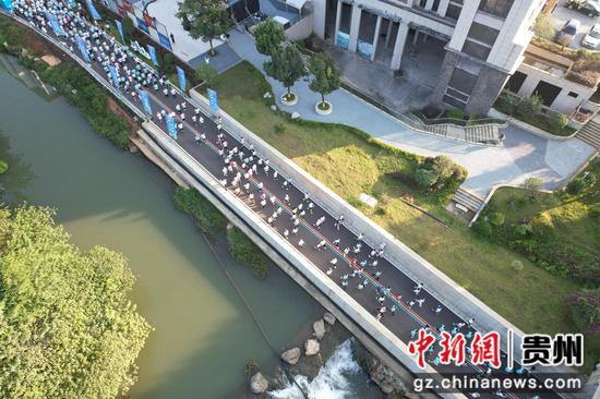 黔西南州统一战线成员携手奔跑于美丽万峰林。江禾 摄 黔西南州统一战线成员携手奔跑于美丽万峰林。江禾 摄