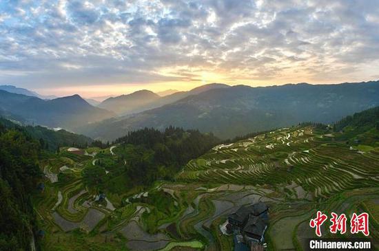 图为意大利摄影师弗朗西斯科拍摄的加榜梯田。(受访者供图) 图为意大利摄影师弗朗西斯科拍摄的加榜梯田。(受访者供图)