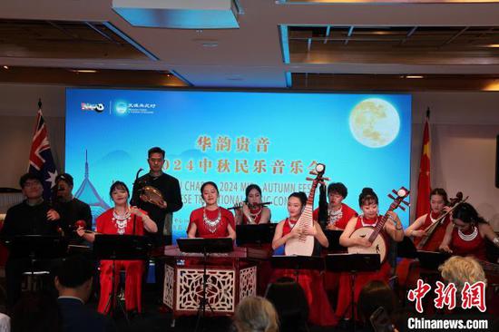 音乐会由贵州省民族乐团演出,展示了中国传统文化和民乐的独特魅力。王心怡 摄 音乐会由贵州省民族乐团演出,展示了中国传统文化和民乐的独特魅力。王心怡 摄